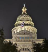 o edifício capitólio do estado do texas foto