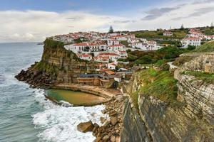 Azenhas do Mar em Portugal. é uma vila litorânea do concelho de sintra, portugal. foto