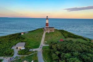 vista aérea do farol e da praia de montauk em long island, nova york, eua. foto