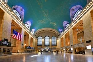 cidade de nova york - 19 de abril de 2020 - terminal grande central vazio durante a epidemia de coronavírus na cidade de nova york. foto