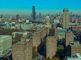 horizonte da cidade de nova york olhando do centro de brooklyn para o centro de manhattan. foto