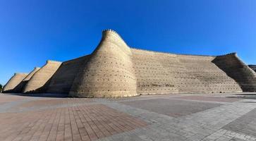 parede da fortaleza de bucara, uzbequistão. a arca de bucara é uma enorme fortaleza localizada na cidade de bucara, no uzbequistão, que foi inicialmente construída e ocupada por volta do século v dC. foto