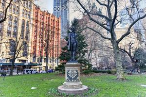 monumento a nathan hale, uma figura de bronze de 13 pés em pé, que fica de frente para a prefeitura e homenageia os últimos momentos do espião da era da revolução americana de 21 anos, nathan hale. foto