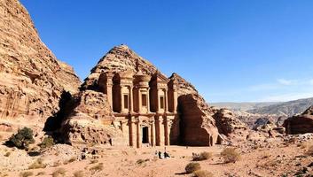 ad deir, o templo do mosteiro, petra, jordânia foto