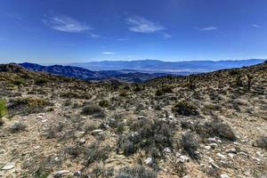 bela vista das montanhas de san bernardino e do vale de coachella do ponto de vista mais alto de joshua tree, vista das chaves no parque nacional de joshua tree, condado de riverside, califórnia. foto