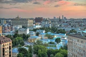 vista panorâmica do horizonte de moscou durante o pôr do sol na rússia. foto