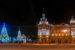 praça da cidade decorada em vladimir, rússia à noite foto