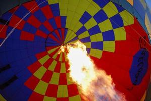 Inflação de um balão de ar quente na Capadócia, Turquia foto