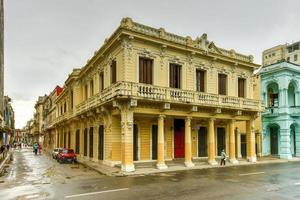 havana, cuba - 7 de janeiro de 2016 - construindo ao longo do largo boulevard paseo del prado em havana, cuba. foto