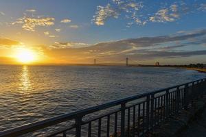 verrazano estreita a ponte ao pôr do sol do brooklyn. a ponte uma ponte suspensa de dois andares que conecta os bairros de staten island e brooklyn na cidade de nova york nos estreitos. foto