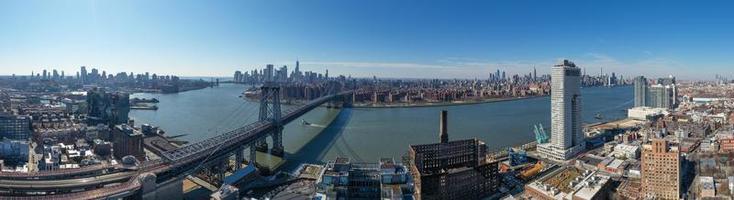 vista panorâmica da ponte williamsburg de brooklyn, nova york. foto