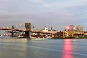 ponte de brooklyn e rio leste foto