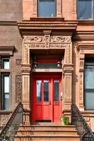 cidade de nova york - 10 de abril de 2021 - vista dos edifícios de brownstone no harlem em manhattan, cidade de nova york. foto