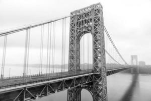 ponte george washington cruzando o rio hudson em um dia nublado e nublado de fort lee, nova jersey. foto