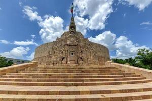 monumento à pátria ao longo do paseo montejo em yucatan, merida, méxico. foto