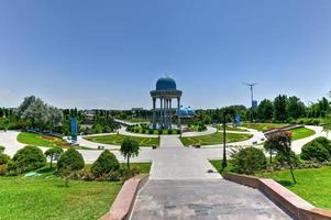 memorial às vítimas da repressão em tashkent, uzbequistão. foto