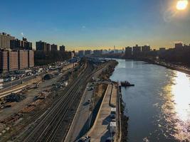 vista aérea ao longo do rio harlem do bronx e manhattan na cidade de nova york foto