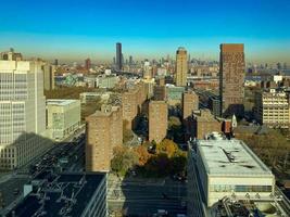 horizonte da cidade de nova york olhando do centro de brooklyn para o centro de manhattan. foto