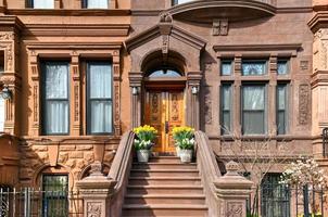 cidade de nova york - 10 de abril de 2021 - vista dos edifícios de brownstone no harlem em manhattan, cidade de nova york. foto