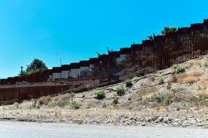 o muro da fronteira entre os estados unidos e o méxico de san diego, califórnia, olhando para tijuana, méxico. foto