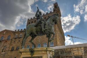 estátua equestre de cosimo i de' medici na piazza della signoria, de giambologna. Florença, Itália. foto