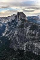 glacier point, um mirante com uma vista impressionante do vale de yosemite, do half dome, das cataratas de yosemite e das terras altas de yosemite. foto