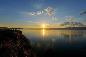 pôr do sol no lago baikal da ilha olkhon foto