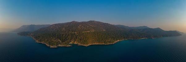 enseada secreta ao longo do lago tahoe em nevada. secret cove é uma das várias praias localizadas ao longo da rodovia 28, na remota costa leste de lake tahoe. foto