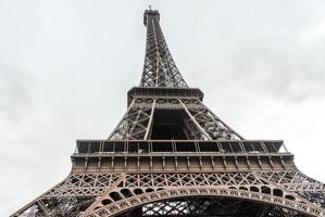 paris, frança - 23 de novembro de 2006 - vista da torre eiffel da base olhando para cima em um dia nublado de outono. foto