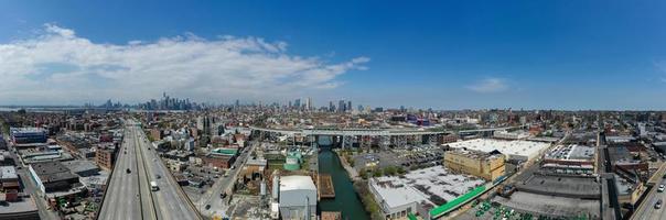 vista panorâmica do canal gowanus em brooklyn com a via expressa gowanus e manhattan ao fundo. foto