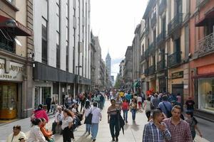 cidade do méxico, méxico - 6 de julho de 2013 - movimentada avenida madero com pedestres na cidade do méxico. foto