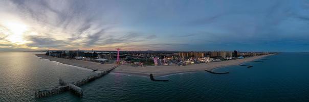 vista aérea ao longo de coney island e da praia em brooklyn, nova york. foto