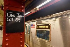 cidade de nova york - 24 de janeiro de 2016 - avenida lexington e estação de metrô 53rd street. foto