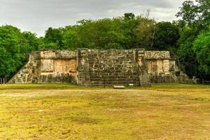 plataforma venus na grande praça em chichen itza, uma grande cidade pré-colombiana construída pelo povo maia em yucatan. uma das novas 7 maravilhas do mundo. foto