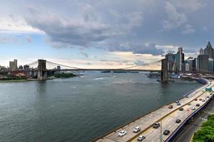 vista panorâmica do rio leste e da ponte do brooklyn entre brooklyn e manhattan na cidade de nova york. foto