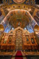 interior da igreja do salvador com sangue derramado em st. petersburg, rússia foto