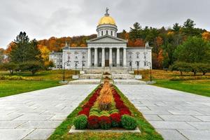 o edifício do capitólio do estado em montpelier vermont, eua. a atual estrutura revivalista grega é o terceiro prédio no mesmo local a ser usado como sede do governo. foi ocupada em 1859. foto