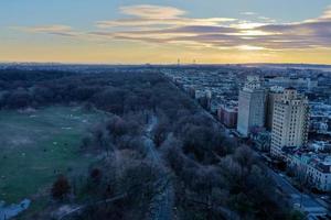 vista aérea do prospect park no brooklyn ao pôr do sol com a ponte verrazano ao fundo. foto