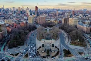 vista aérea do arco triunfal no grand army plaza em brooklyn, cidade de nova york foto