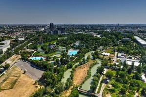 vista aérea do horizonte de tashkent, uzbequistão durante o dia. foto