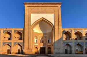 kutlug-murad inaka madrasa em khiva, uzbequistão. a madrassah de kutlug-murad-inak foi a primeira madrassah de dois andares em khiva. foto