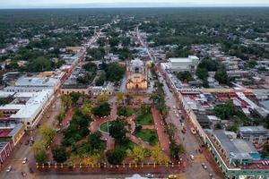 merida, méxico - 24 de maio de 2021 - catedral de san gervasio, uma igreja histórica em valladolid, na península de yucatan, no méxico. foto