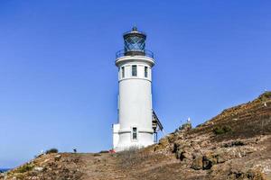 farol da ilha de anacapa com ninhos de gaivotas no parque nacional das ilhas do canal, no condado de ventura, califórnia. foto