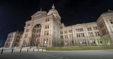 o prédio do capitólio do estado do texas, noite foto