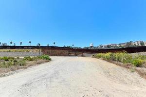 o muro da fronteira entre os estados unidos e o méxico de san diego, califórnia, olhando para tijuana, méxico. foto