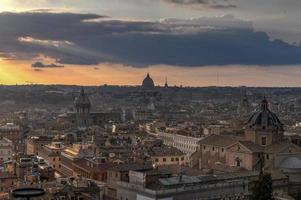 vista aérea do horizonte de roma, itália, à medida que o pôr do sol se aproxima. foto