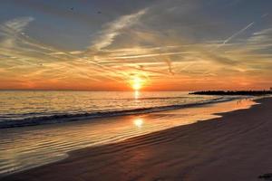 praia de coney island ao pôr do sol. foto