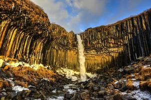 água svartifoss no início do inverno foto