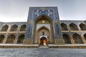 nadir divan-begi madrasah mesquita por lyabi-hauz em bucara, uzbequistão. foto