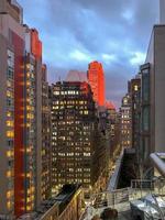 vista aérea do centro de manhattan ao pôr do sol na cidade de nova york foto